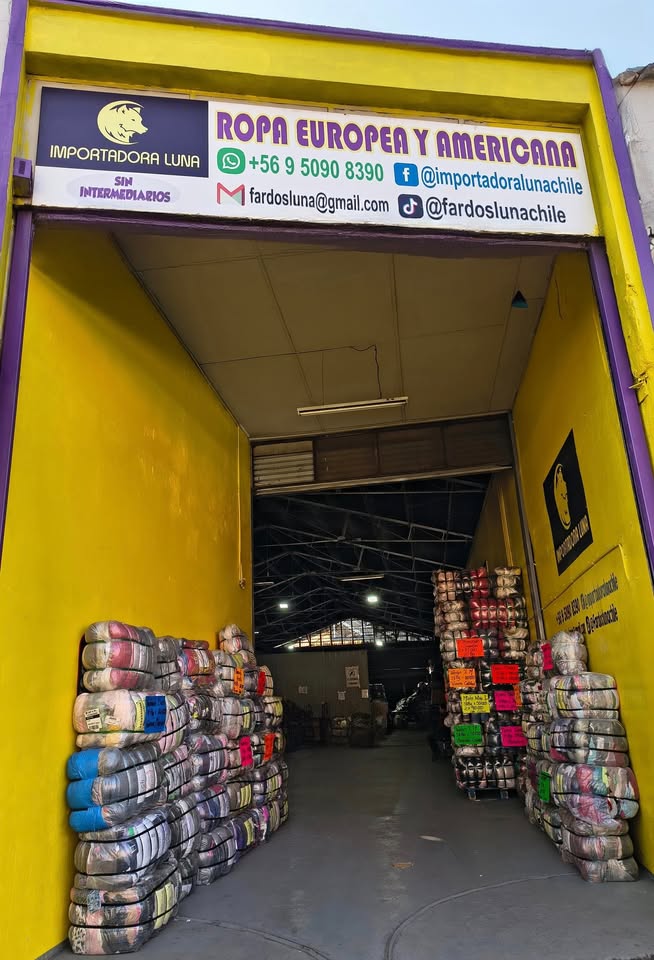Foto de la entrada del galpón de la Importadora Luna